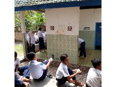 Sedang berwudhu